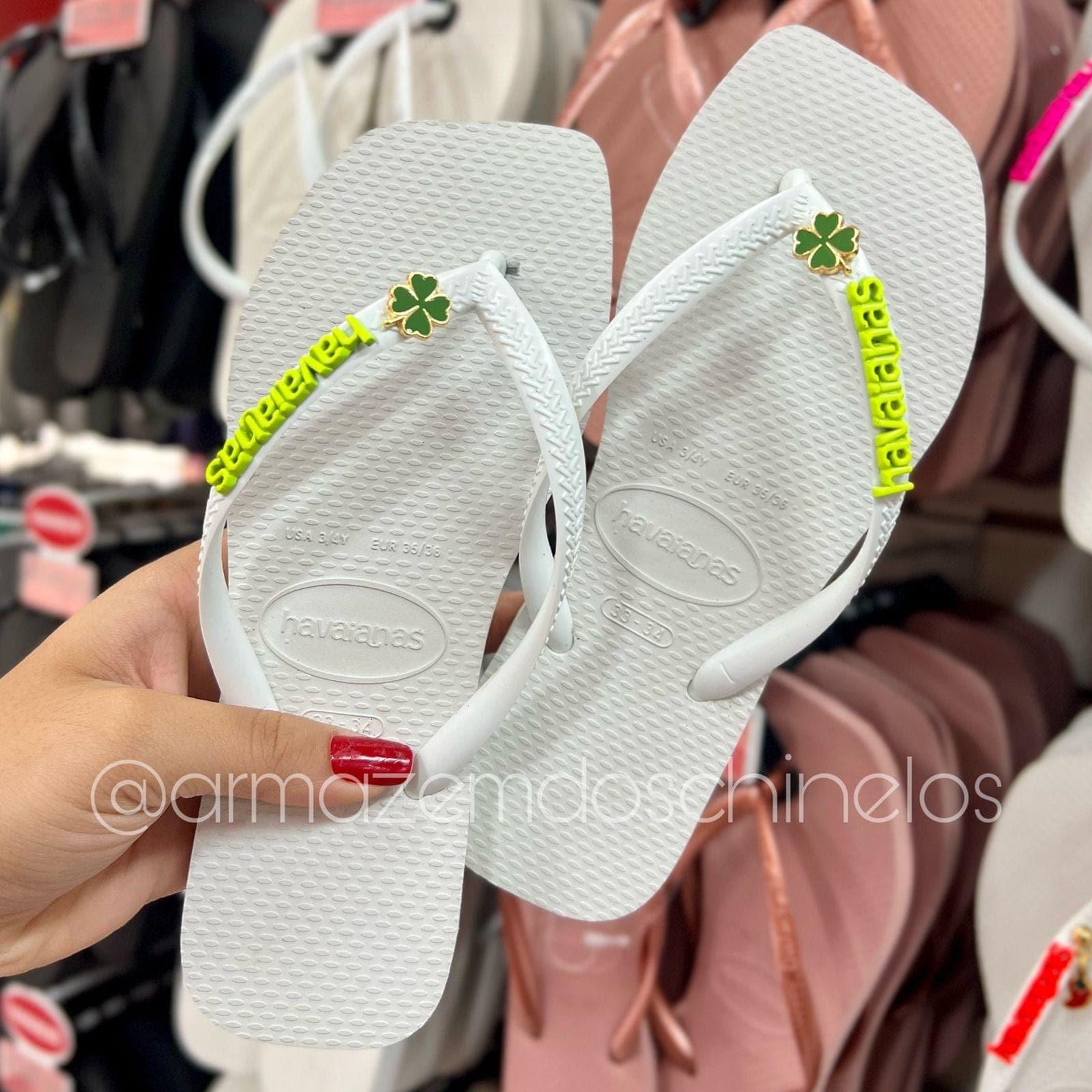 Havaianas Slim Square (Branco) + Placa e Pingente Trevo de quatro folhas