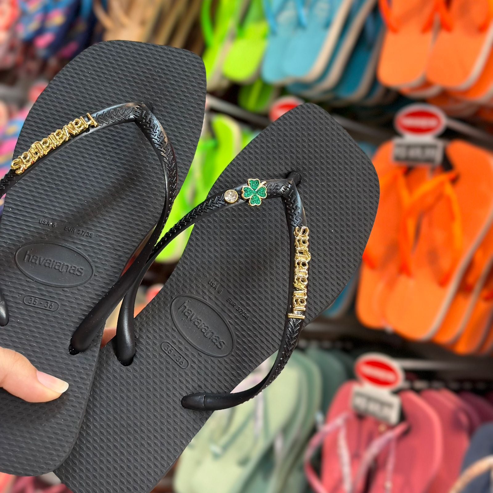 Havaianas Slim Square + Placa Logo Dourado + Pin Trevo e Ponto de Luz