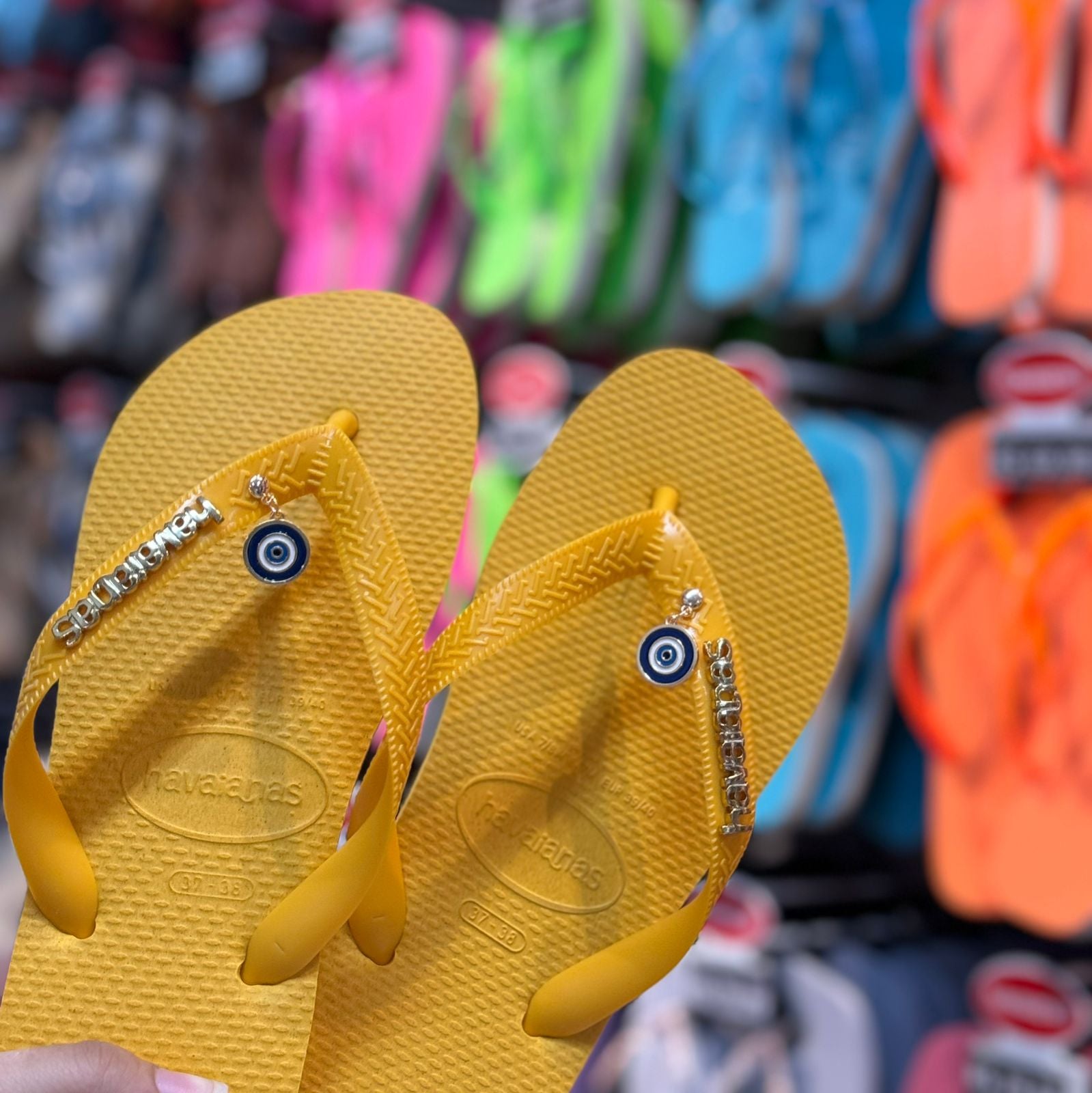 Havaianas Top + Placa Logo + Pin Olho Grego Pendurado