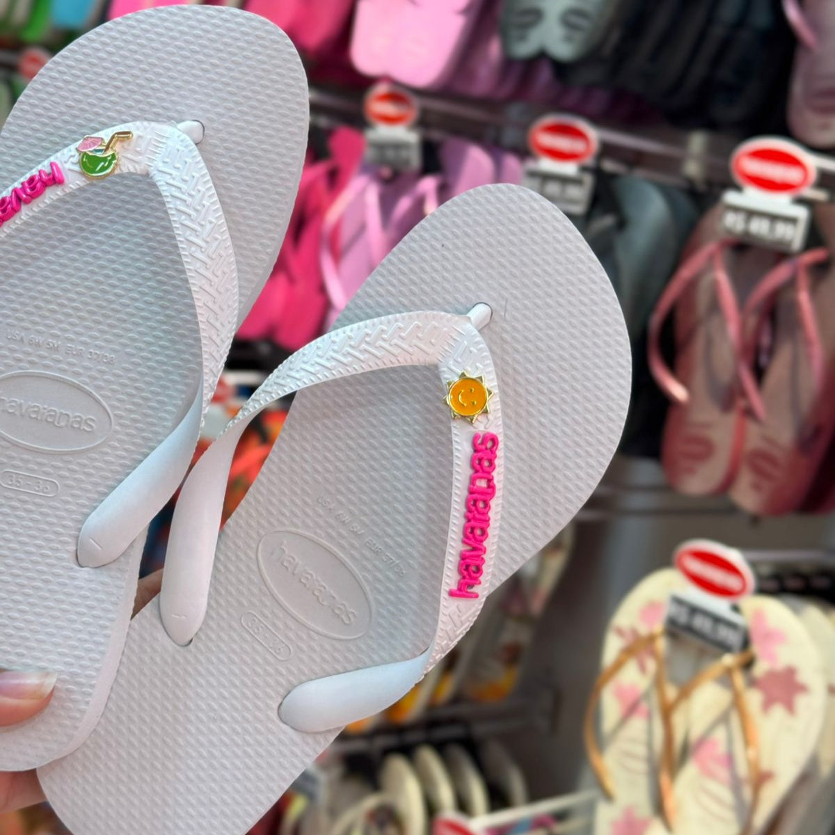 Havaianas Top + Placa Logo + Pin Sol e Água de Coco