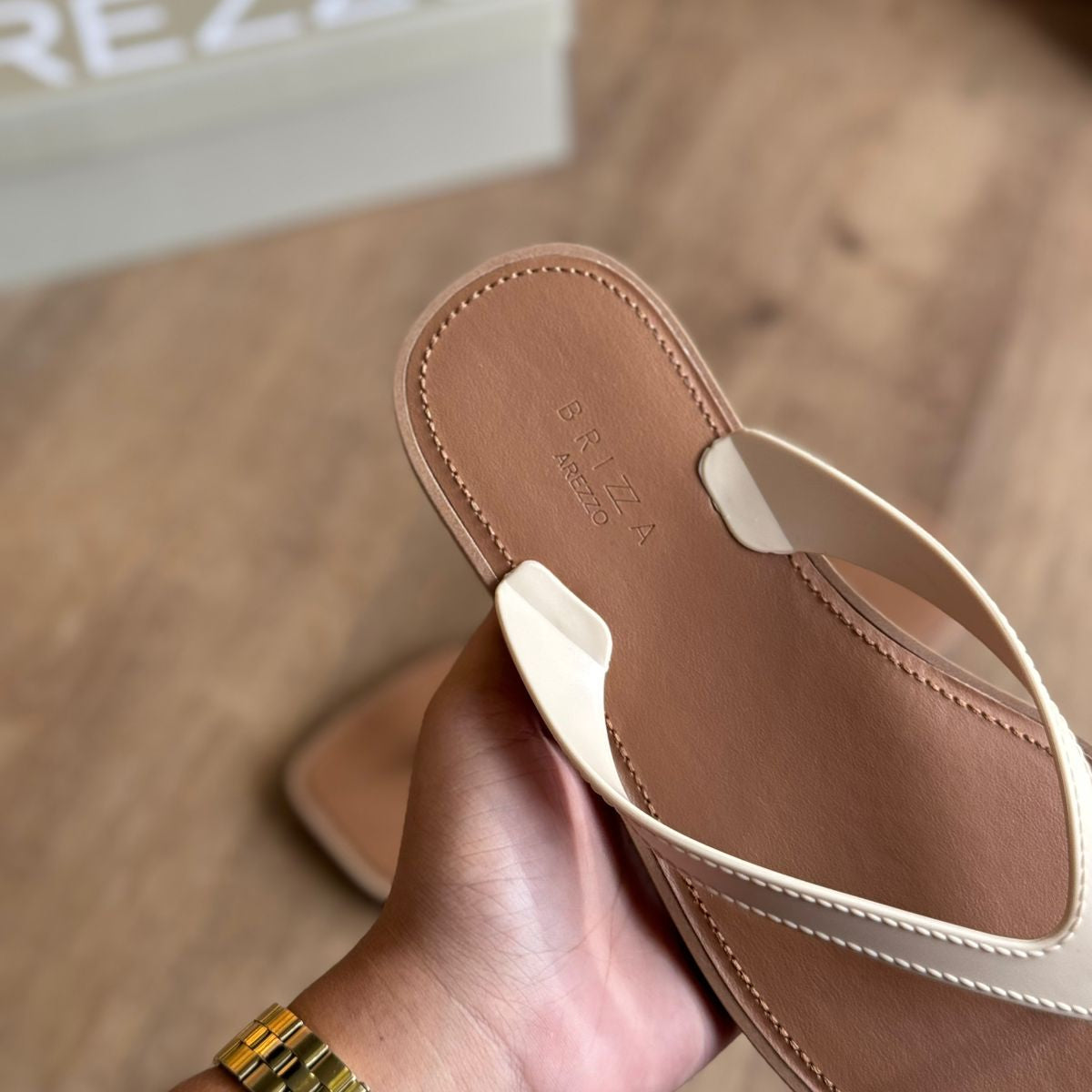 Chinelo de Dedo Arezzo Tira V Brizza Z191480001