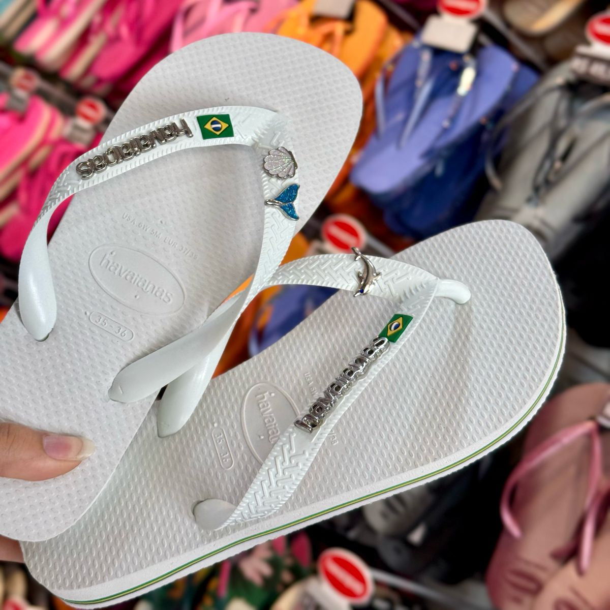 Havaianas Brasil + Pin Sereia, Concha e Golfinho