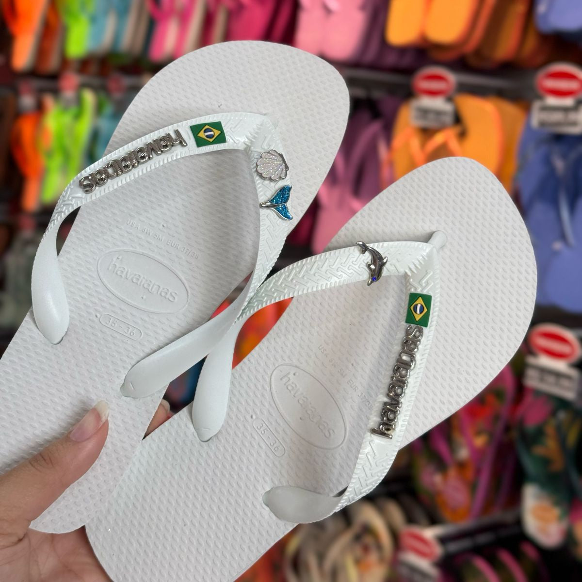 Havaianas Brasil + Pin Sereia, Concha e Golfinho