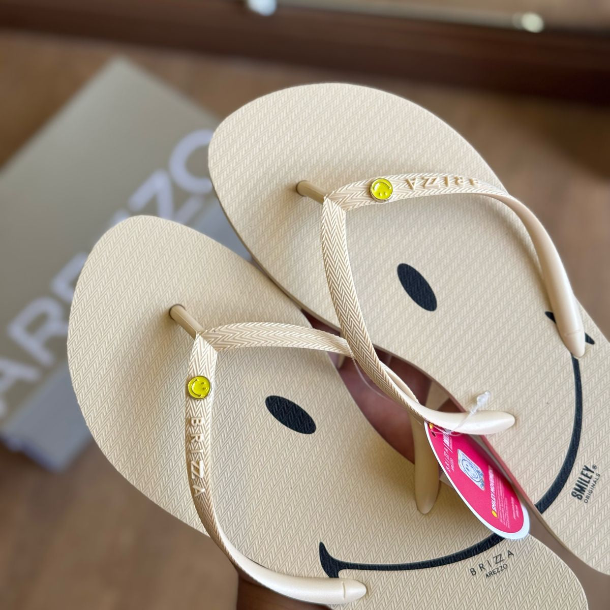 Chinelo de Dedo Arezzo Essential Brizza Smiley Z190260085