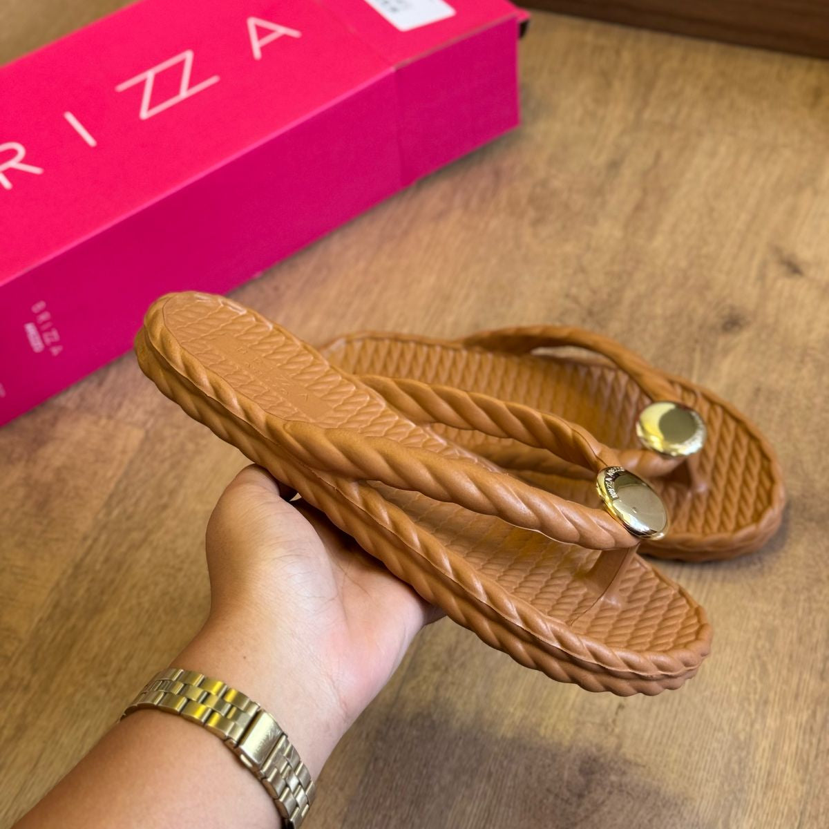 Sandália Arezzo Círculo Dourado Z190040013