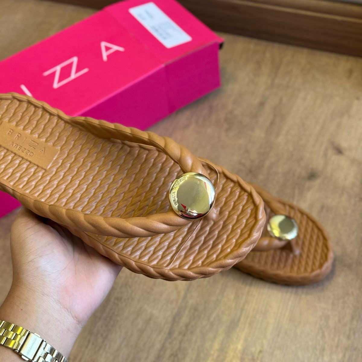 Sandália Arezzo Círculo Dourado Z190040013