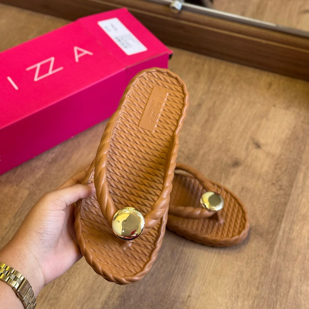 Sandália Arezzo Círculo Dourado Z190040013