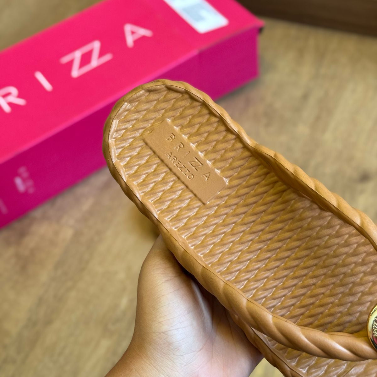 Sandália Arezzo Círculo Dourado Z190040013