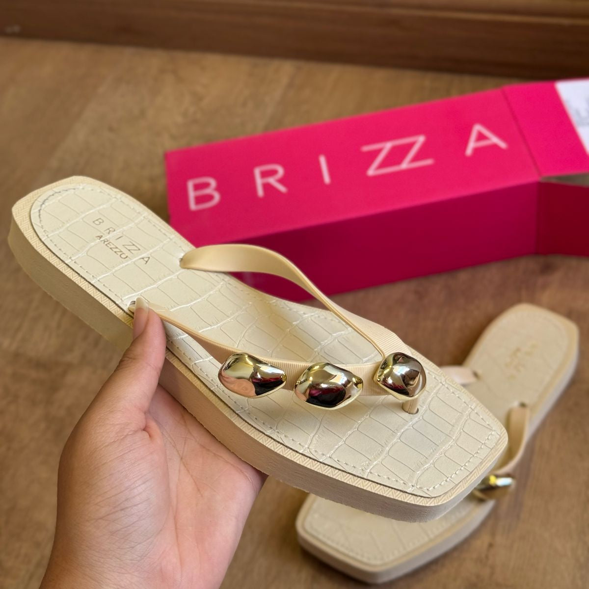 Chinelo de Dedo Arezzo com Detalhes Brilhosos Z190270254