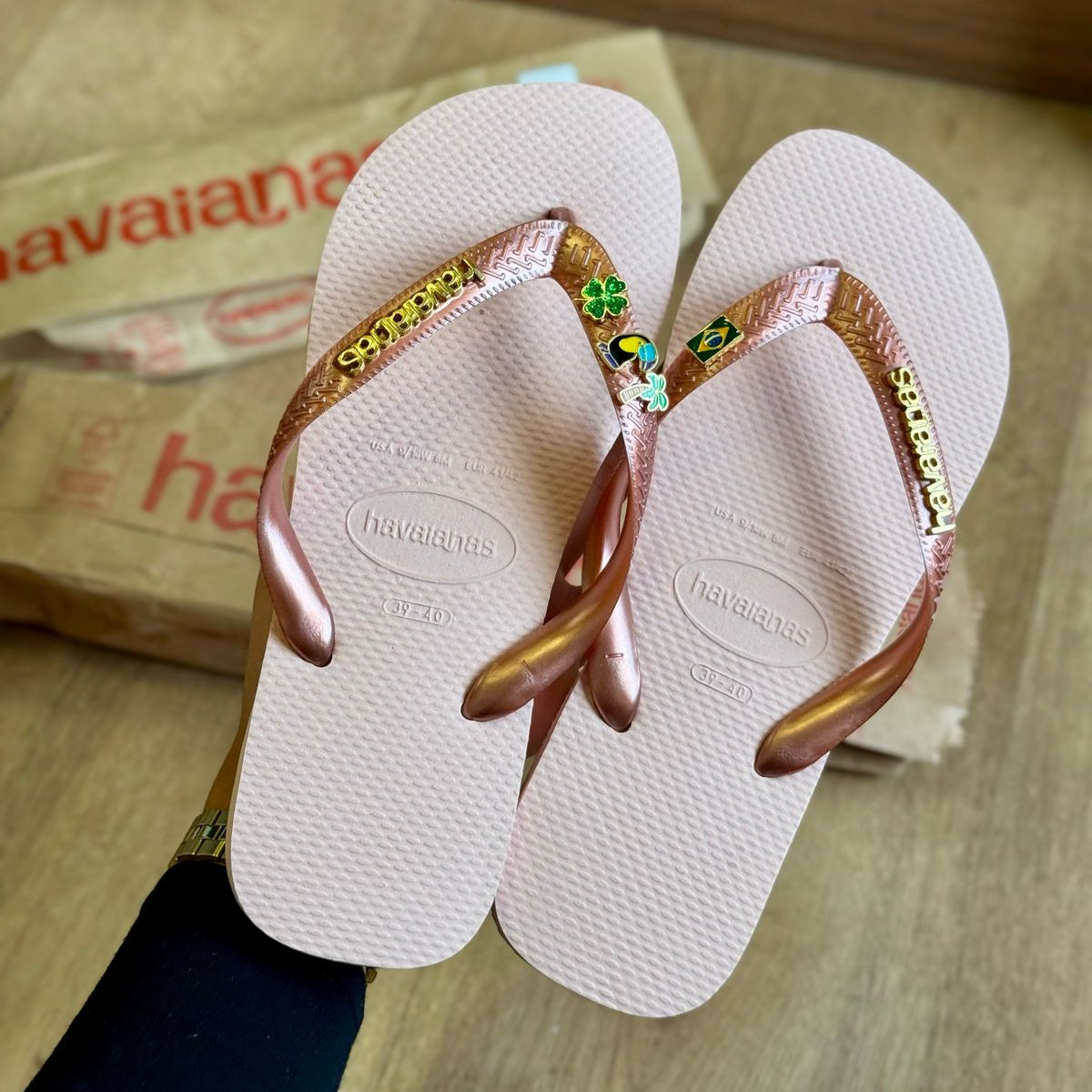 Havaianas Top + Placa Logo + Pin Tucano, Trevo, Brasil e Coqueiro