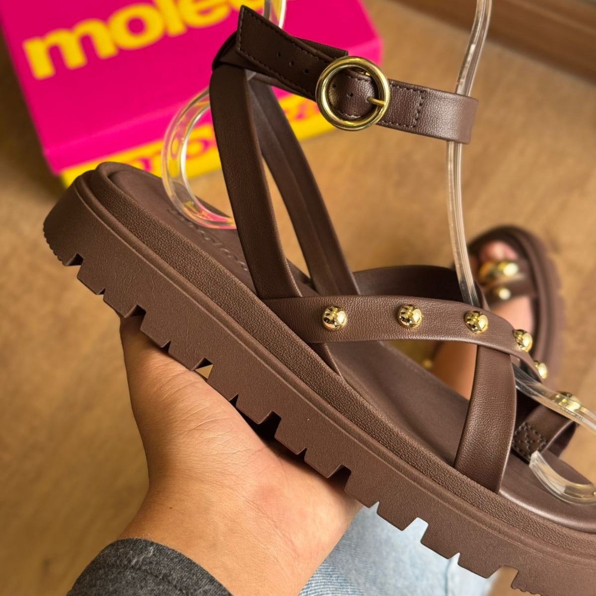 Sandália Moleca com Ajuste e Detalhes Dourados 5504.113