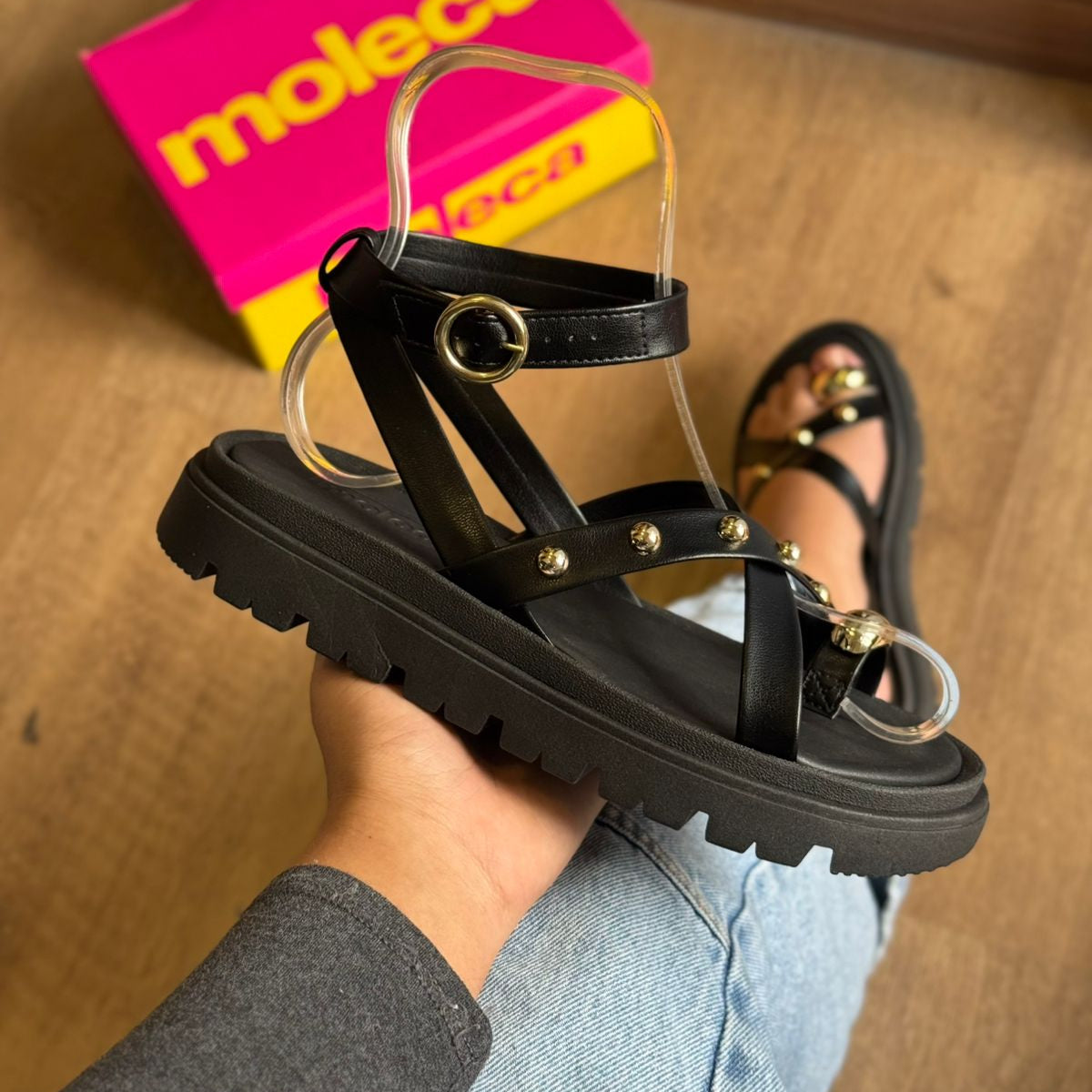Sandália Moleca com Ajuste e Detalhes Dourados 5504.113