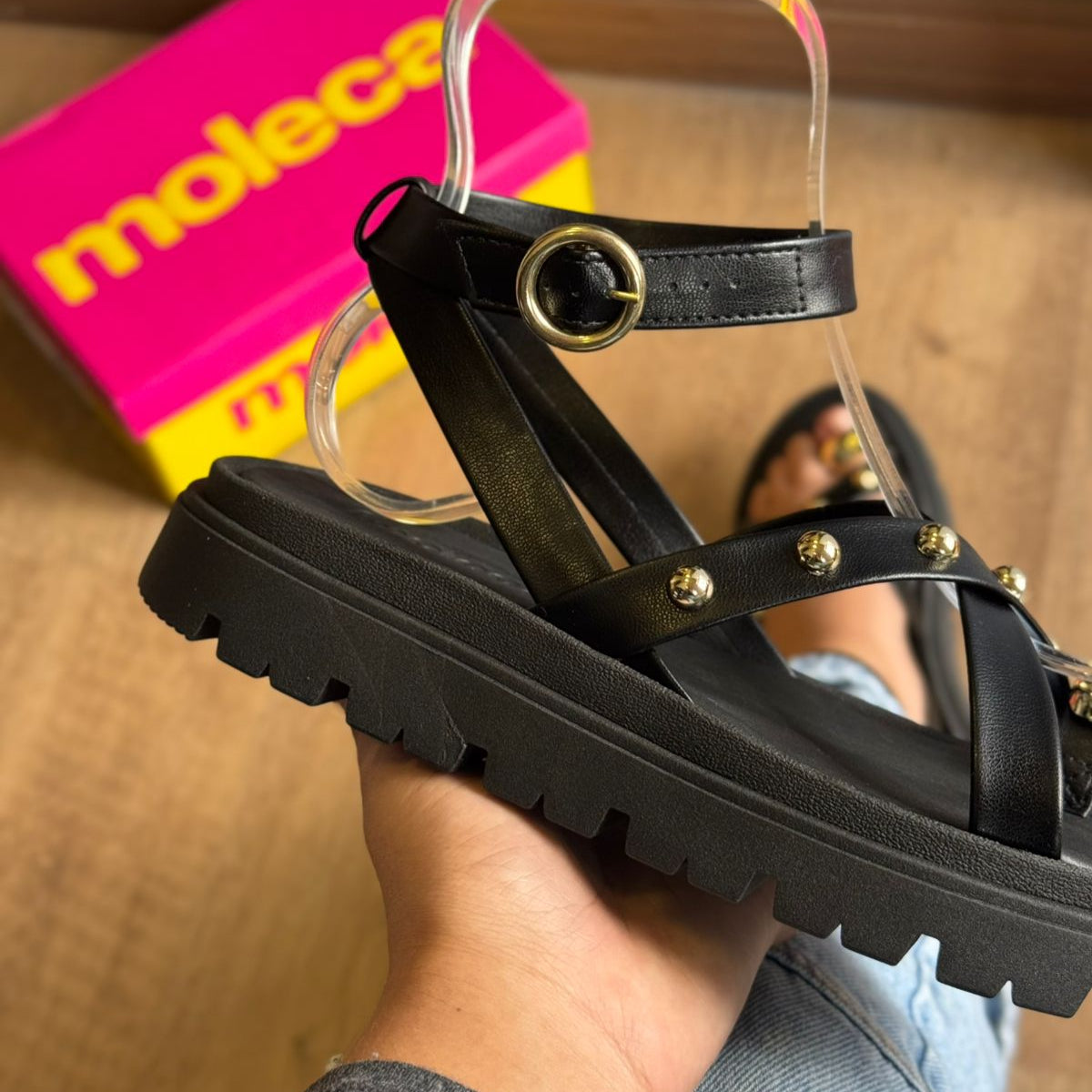 Sandália Moleca com Ajuste e Detalhes Dourados 5504.113