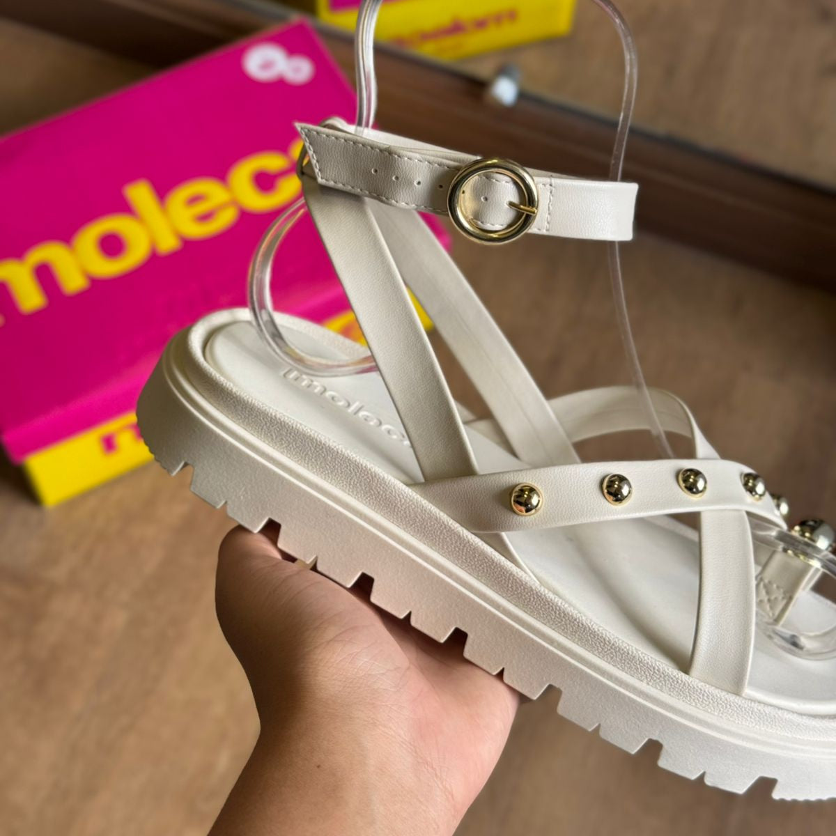 Sandália Moleca com Ajuste e Detalhes Dourados 5504.113