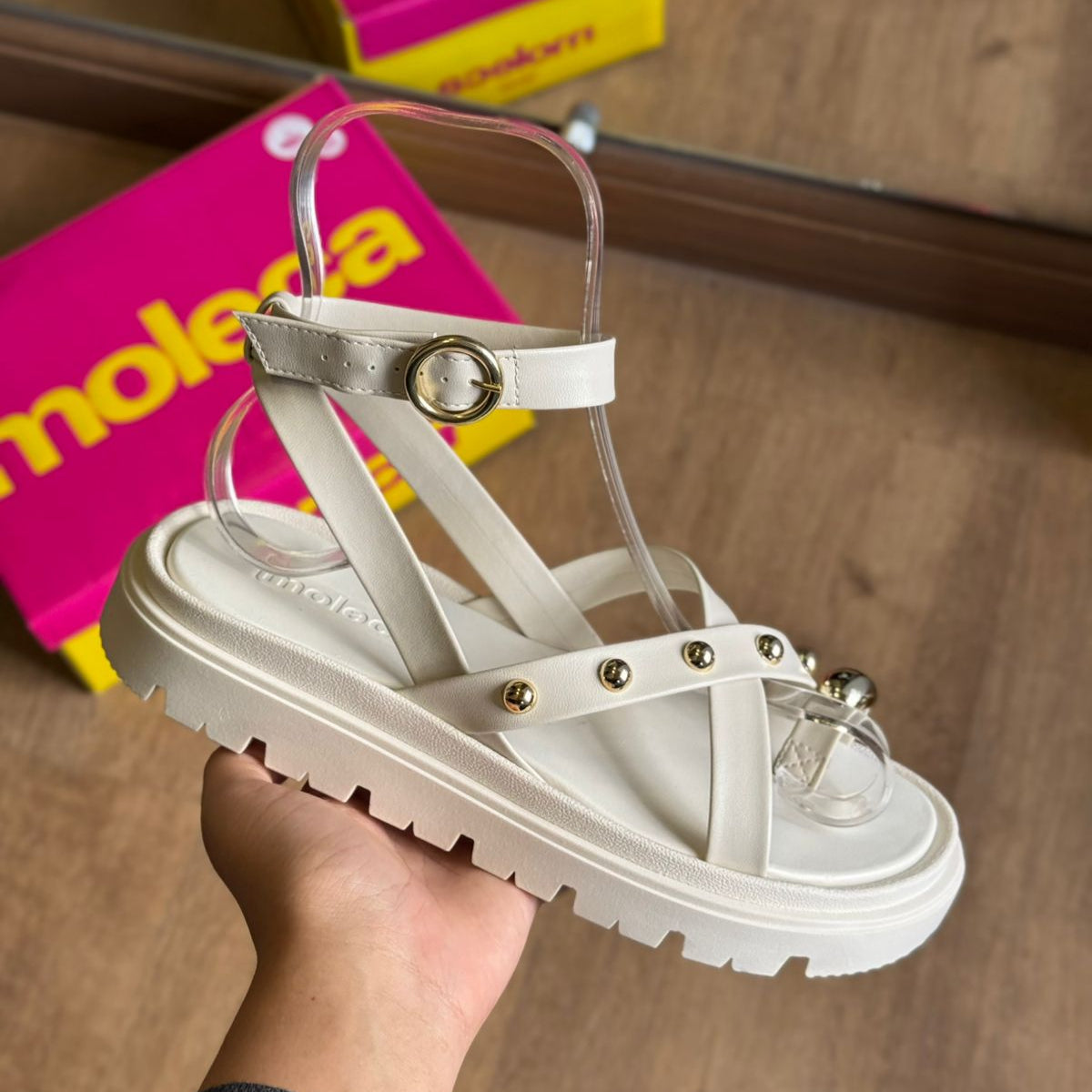 Sandália Moleca com Ajuste e Detalhes Dourados 5504.113