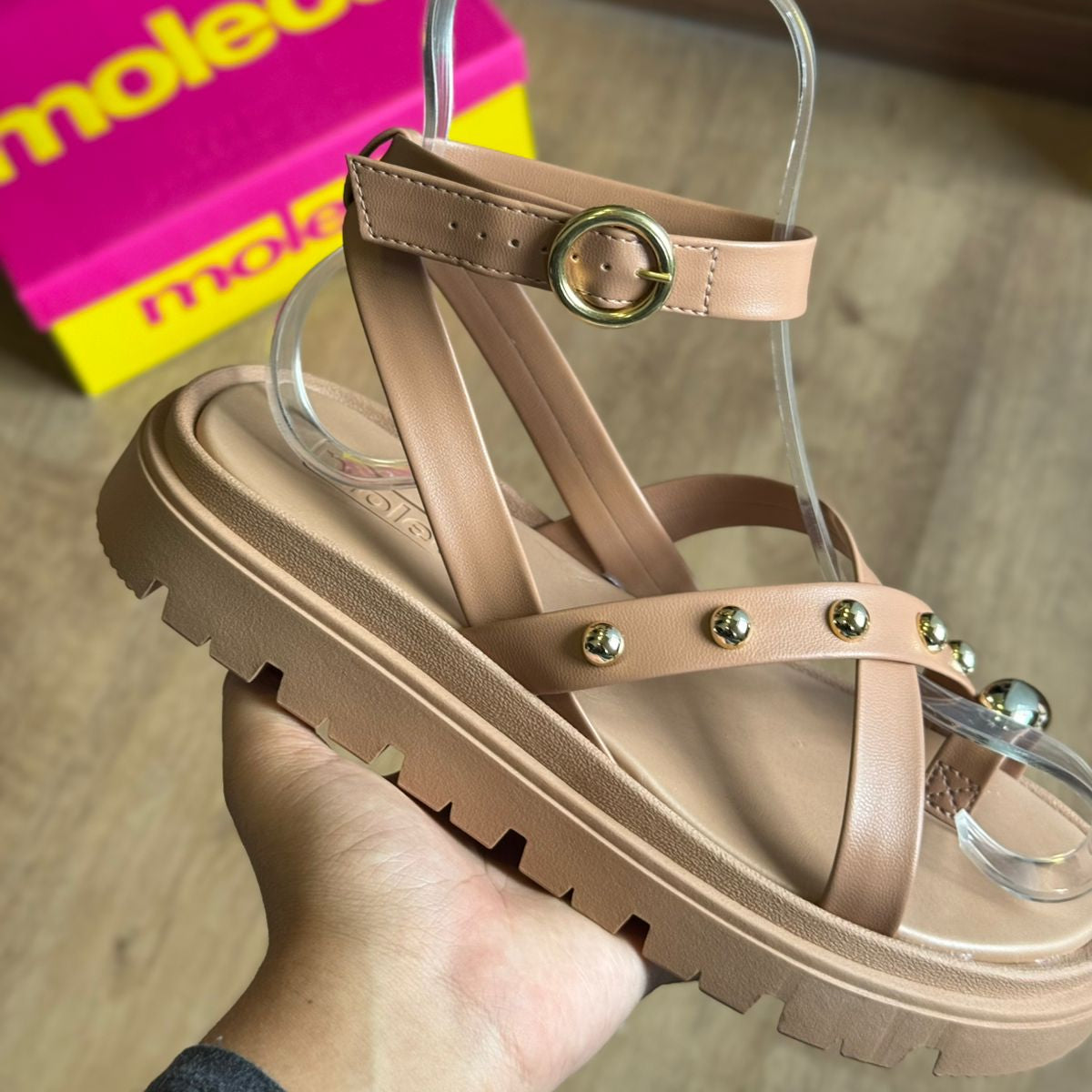 Sandália Moleca com Ajuste e Detalhes Dourados 5504.113