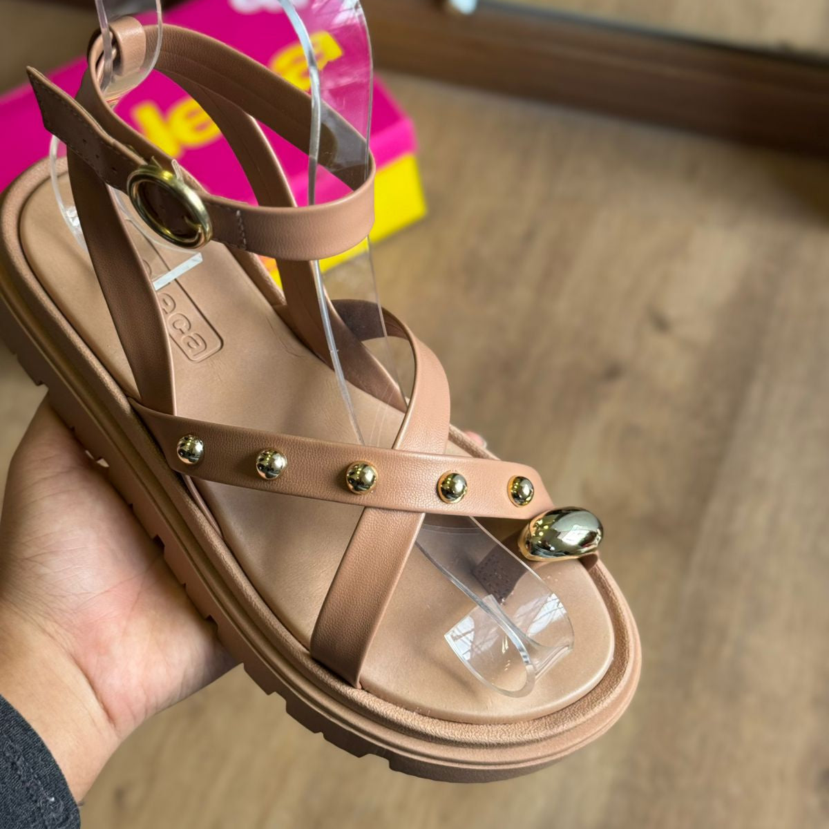 Sandália Moleca com Ajuste e Detalhes Dourados 5504.113