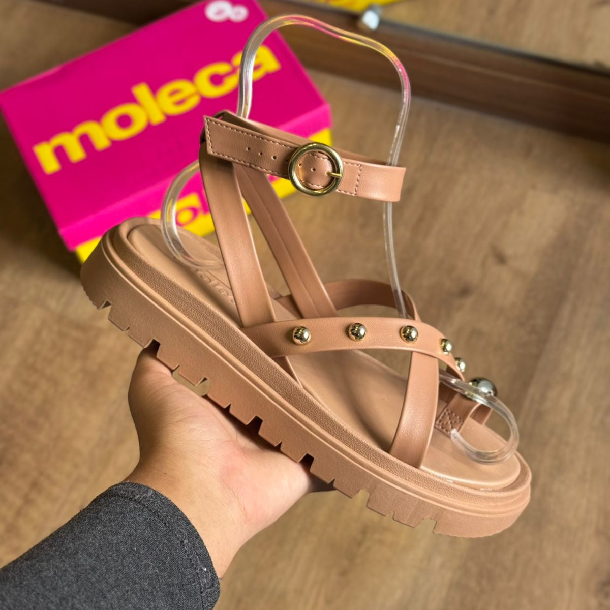 Sandália Moleca com Ajuste e Detalhes Dourados 5504.113