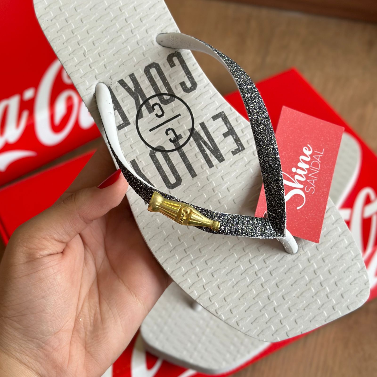 Sandália Coca-Cola Enjoy Coke Glow CC4131