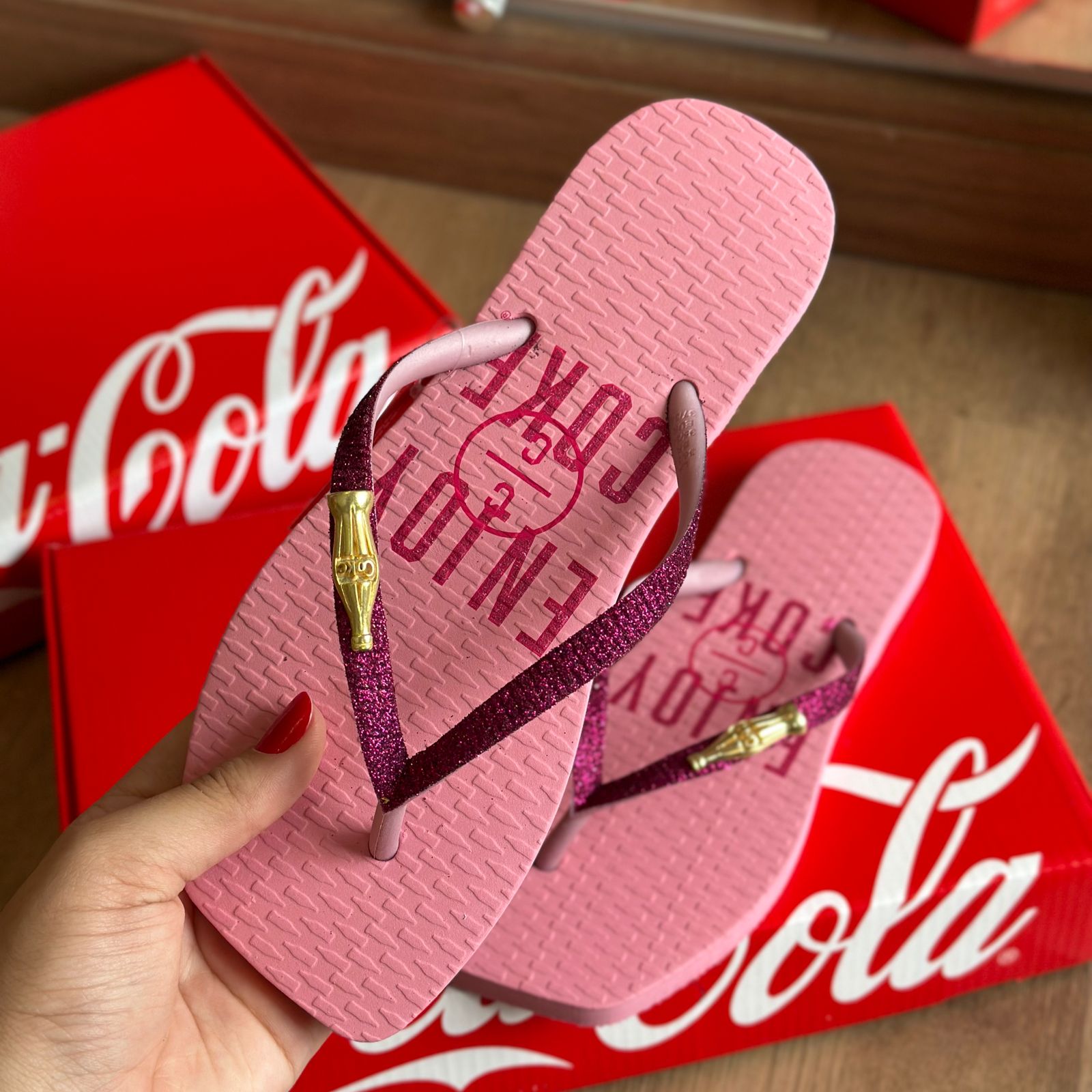 Sandália Coca-Cola Enjoy Coke Glow CC4131