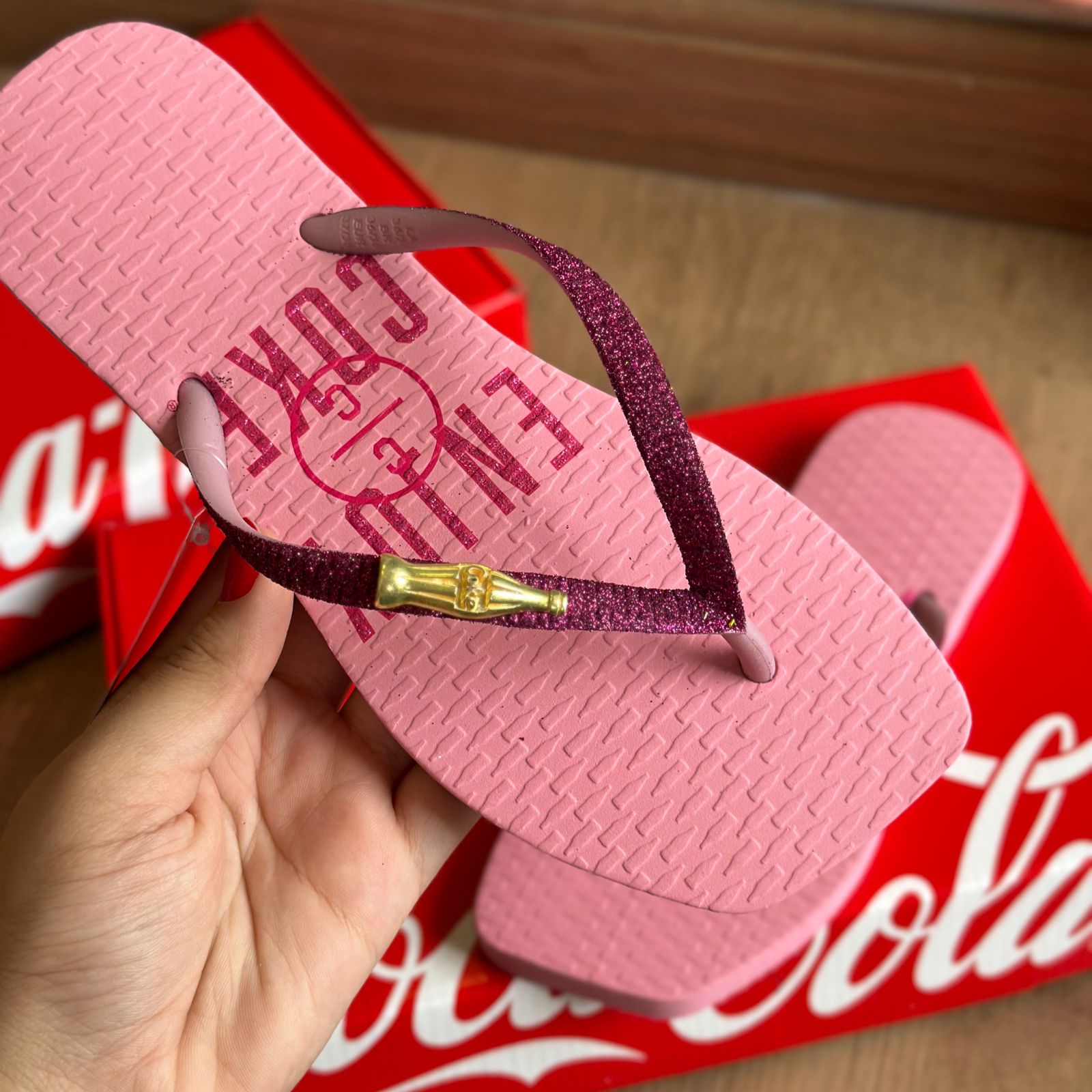 Sandália Coca-Cola Enjoy Coke Glow CC4131