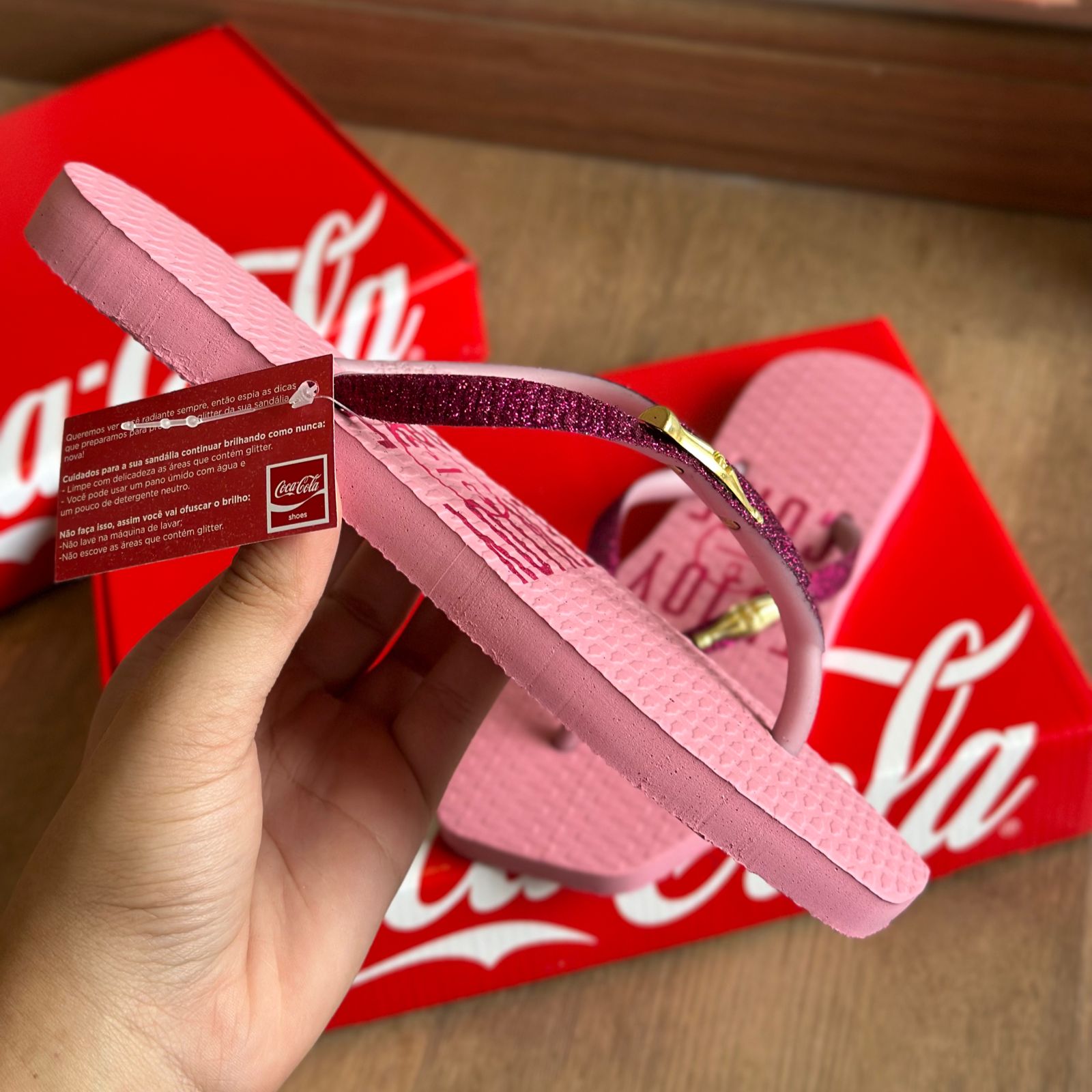 Sandália Coca-Cola Enjoy Coke Glow CC4131