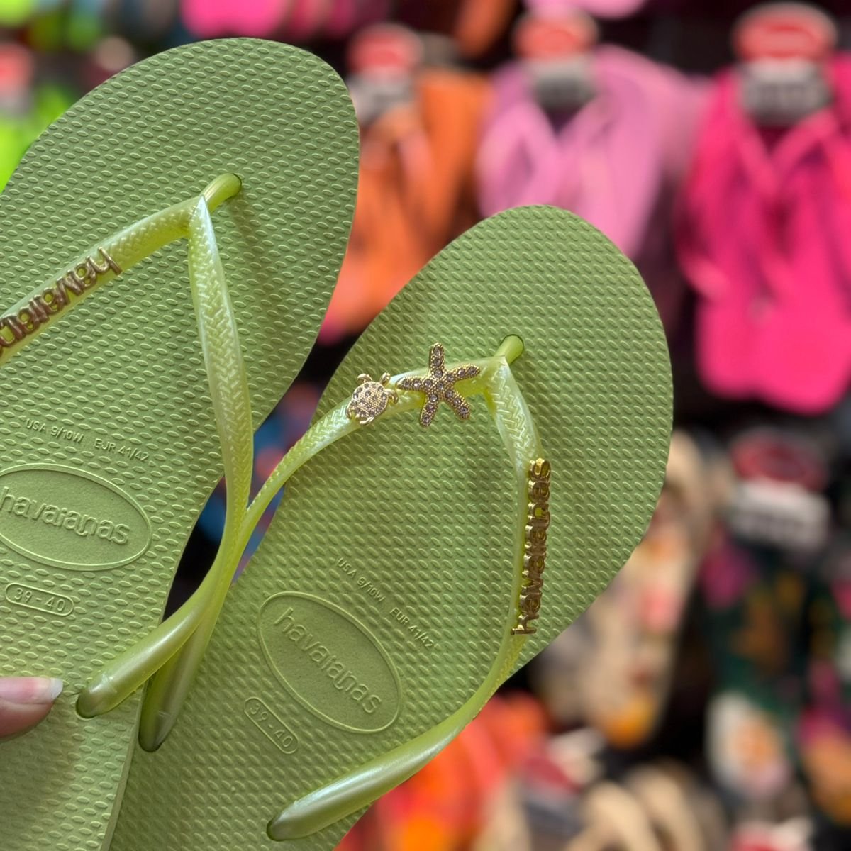 Havaianas Slim + Placa Logo Dourado + Pin Tartaruga e Estrela do Mar