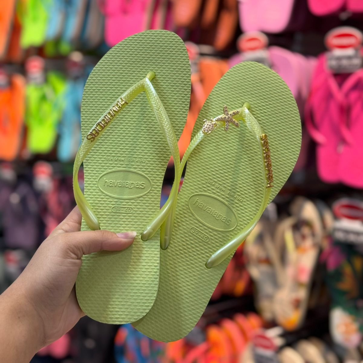 Havaianas Slim + Placa Logo Dourado + Pin Tartaruga e Estrela do Mar