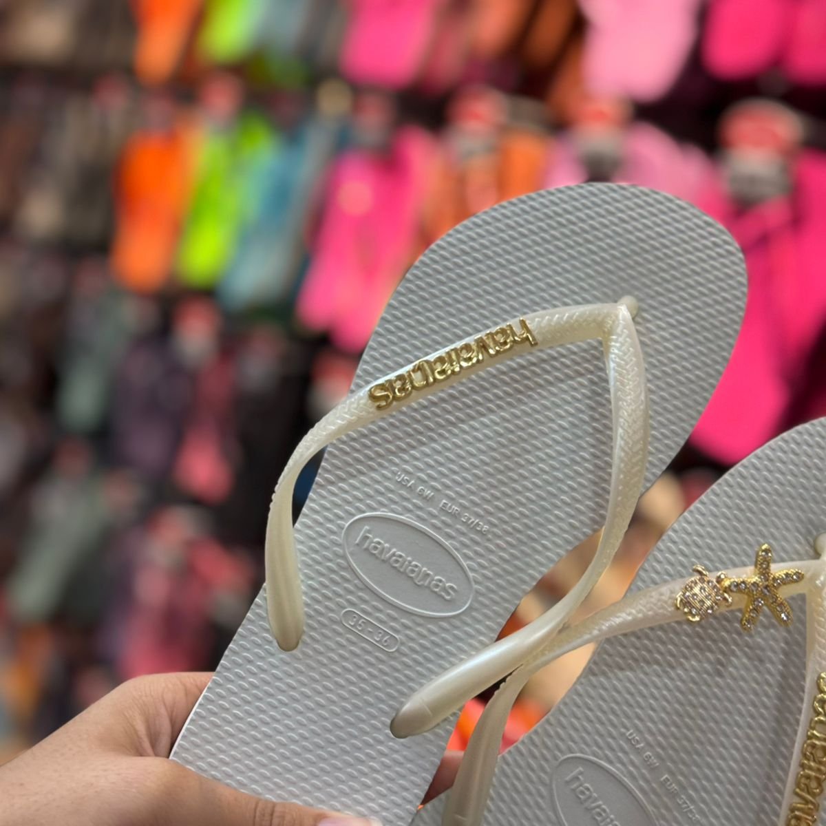 Havaianas Slim + Placa Logo Dourado + Pin Tartaruga e Estrela do Mar