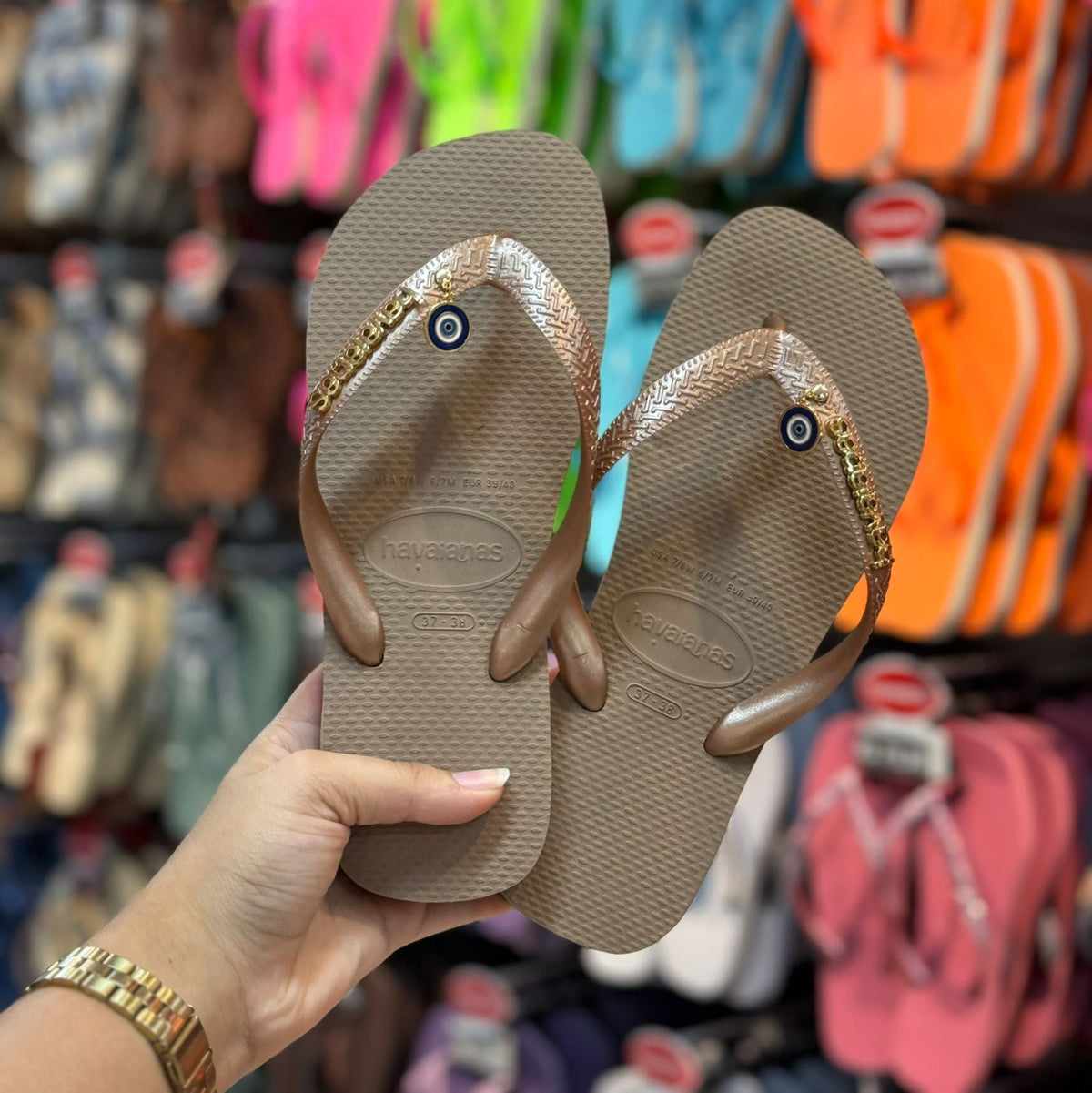 Havaianas Top + Placa Logo + Pin Olho Grego Pendurado