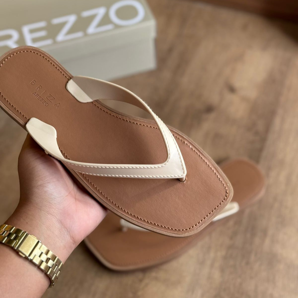 Chinelo de Dedo Arezzo Tira V Brizza Z191480001
