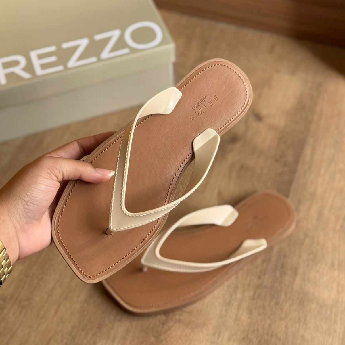 Chinelo de Dedo Arezzo Tira V Brizza Z191480001