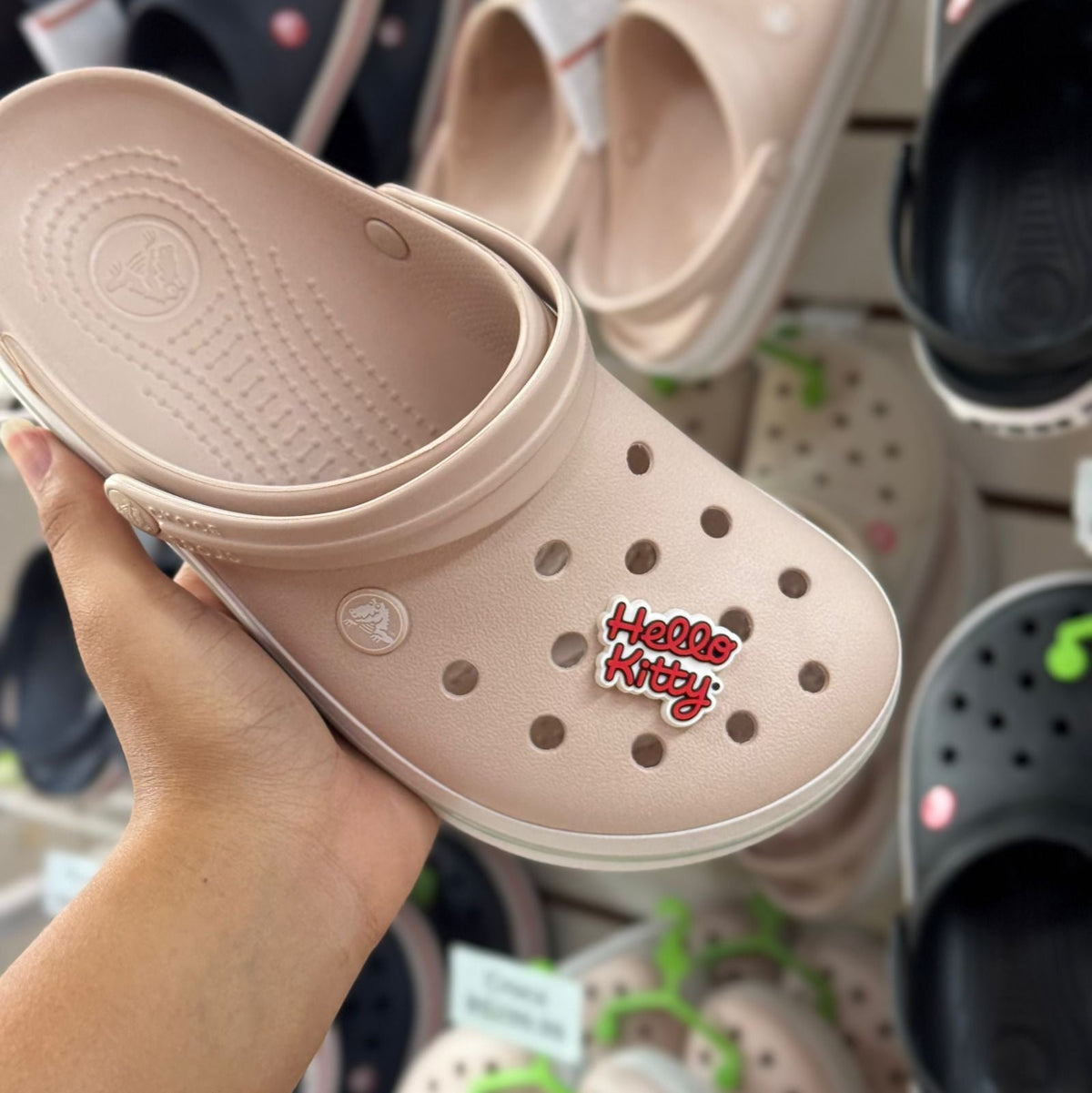Jibbitz™ Hello Kitty Elevated Letreiro