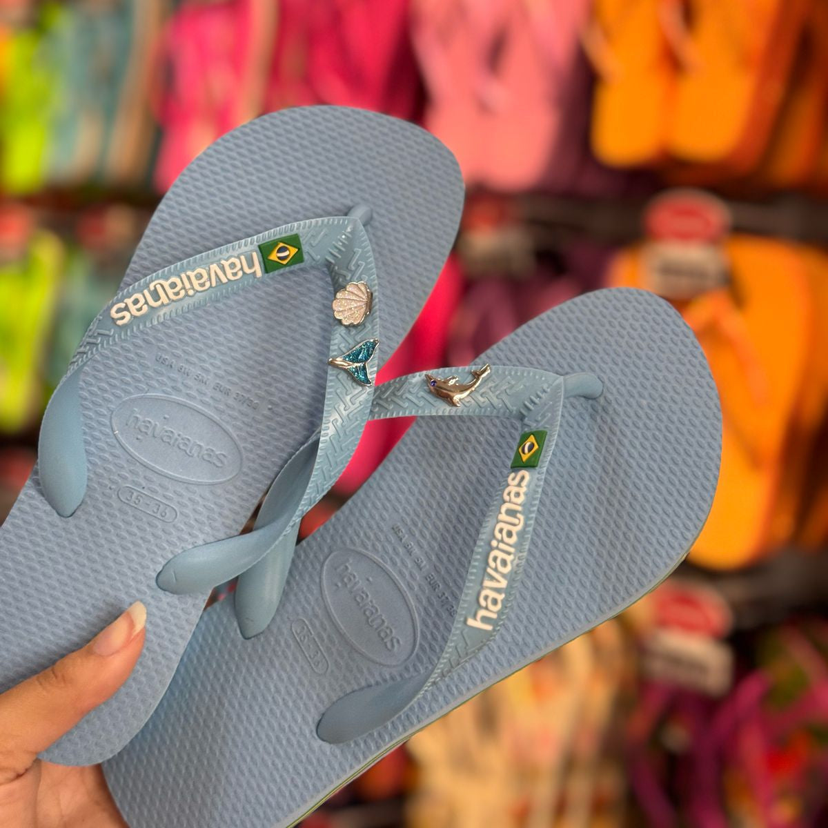Havaianas Brasil + Pin Sereia, Concha e Golfinho