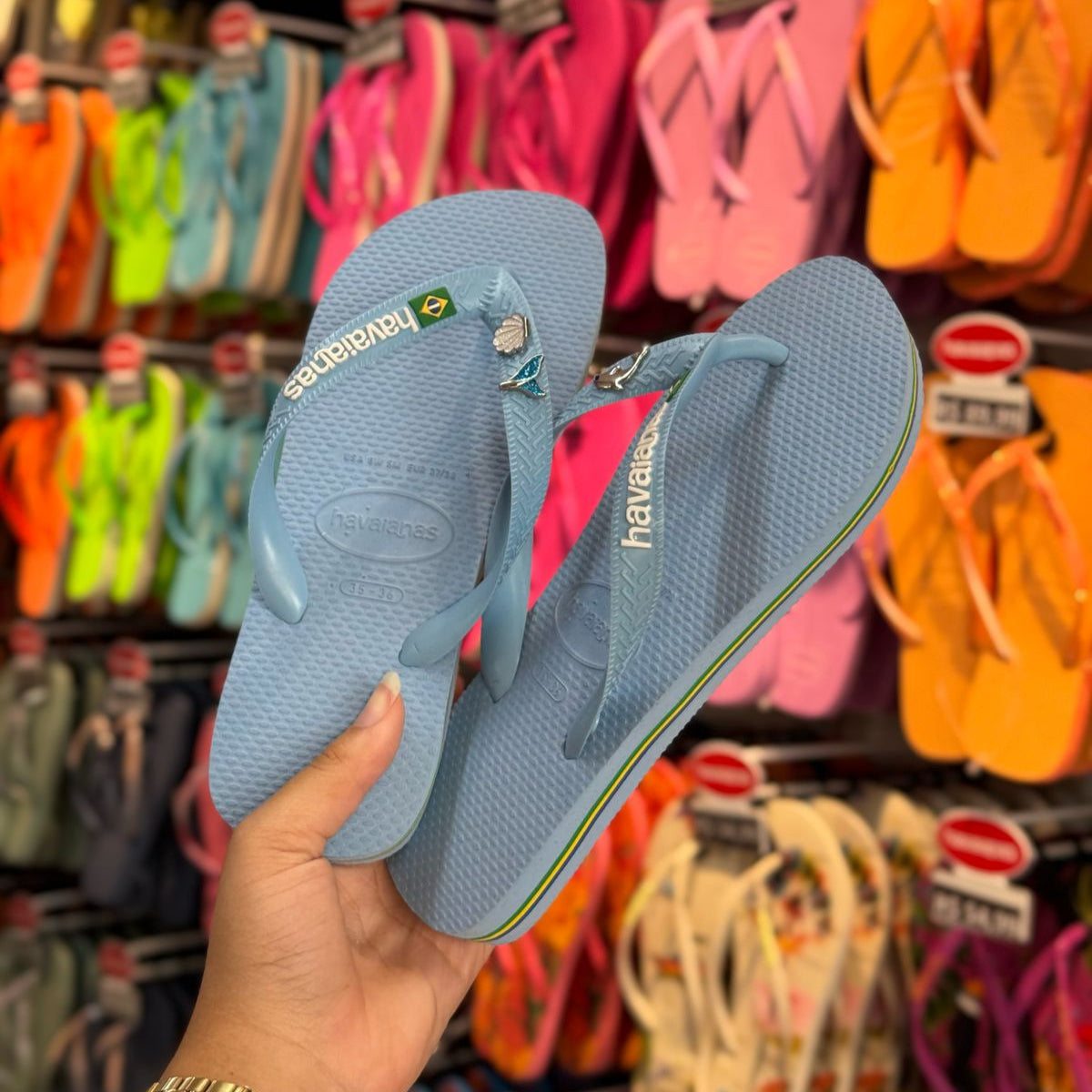 Havaianas Brasil + Pin Sereia, Concha e Golfinho