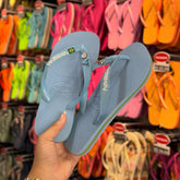 Havaianas Brasil + Pin Sereia, Concha e Golfinho