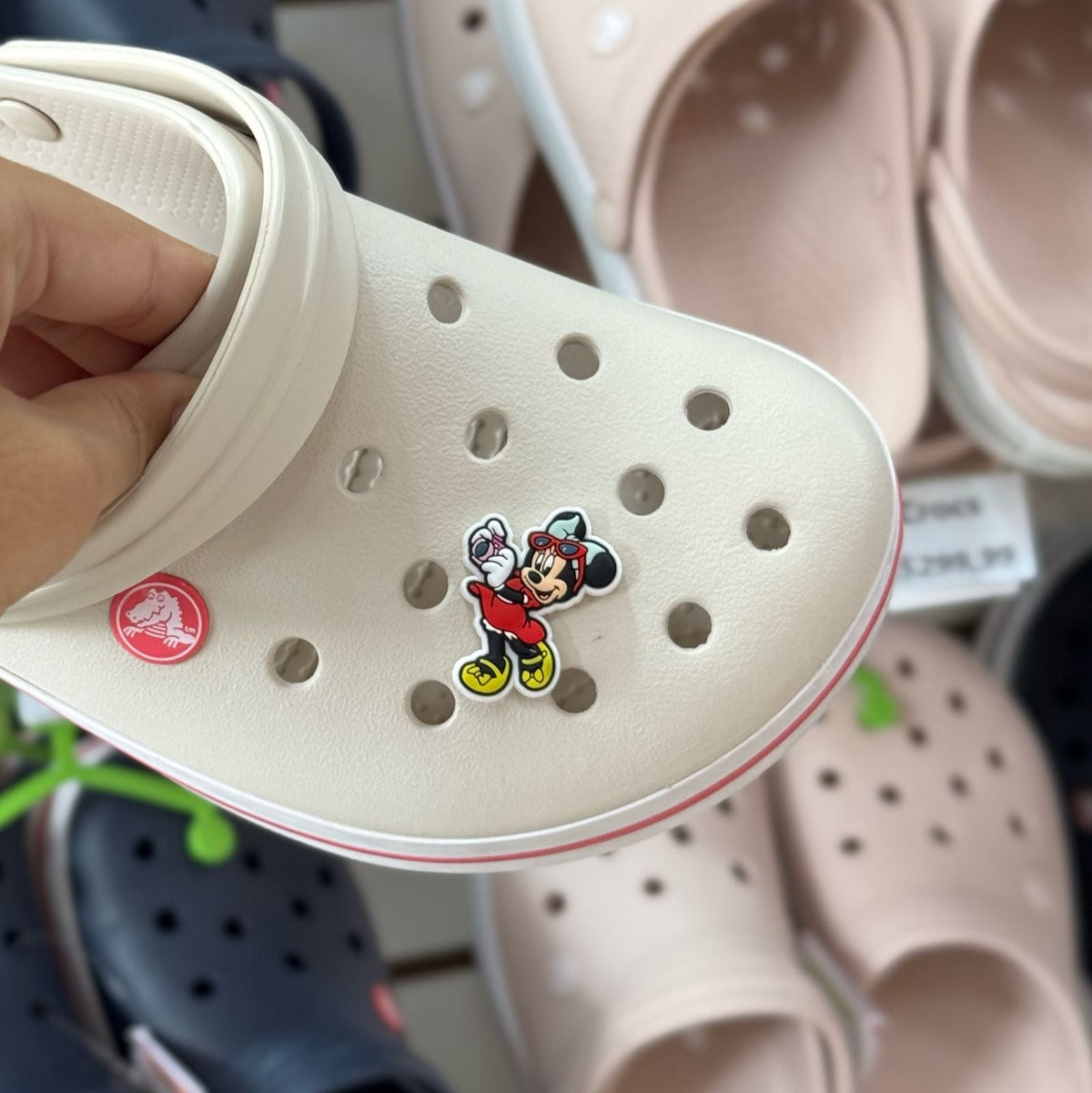 Jibbitz™ Minnie Tirando Foto