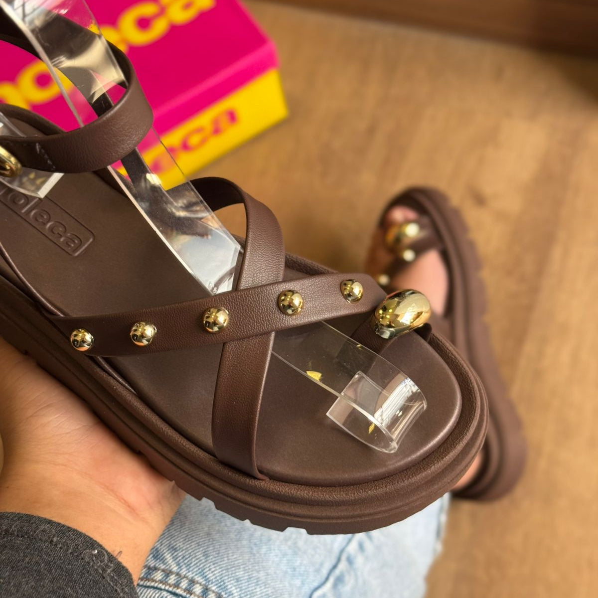 Sandália Moleca com Ajuste e Detalhes Dourados 5504.113
