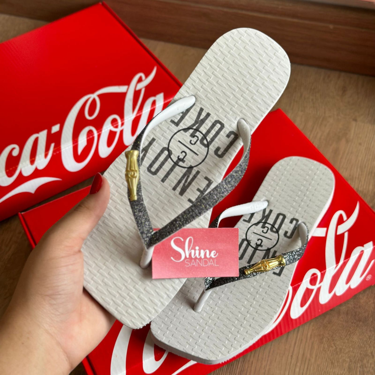 Sandália Coca-Cola Enjoy Coke Glow CC4131